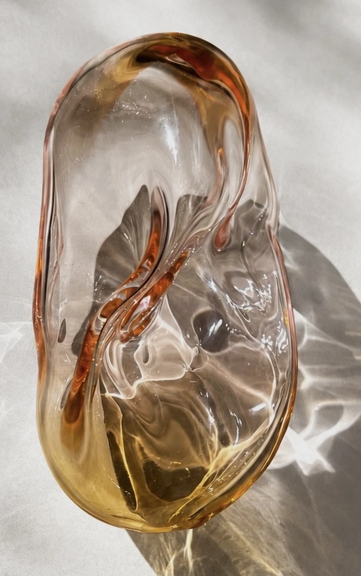 Sculpture en verre ambré, oeuvre de mmaribenn
