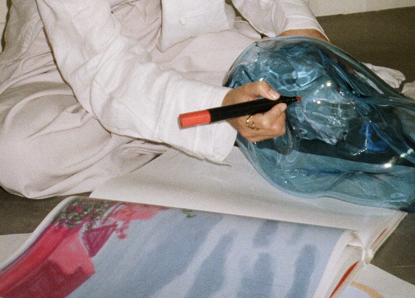 Maria Bennani travaillant le verre